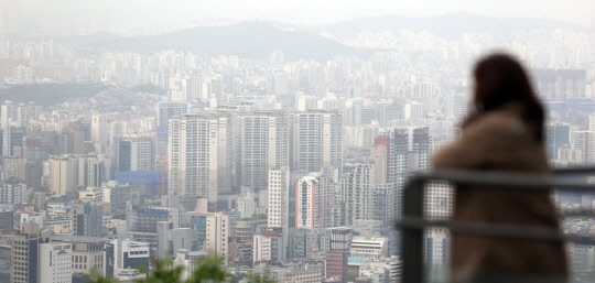 서울 남산 공원에서 내려다본 서울 도심의 아파트. <연합뉴스>